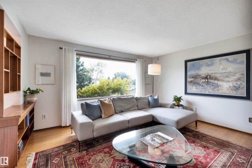 7211 132 Avenue Nw, Edmonton, AB - Indoor Photo Showing Living Room
