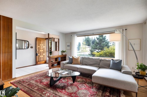 7211 132 Avenue Nw, Edmonton, AB - Indoor Photo Showing Living Room