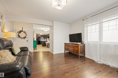 12425 111 Avenue Nw, Edmonton, AB - Indoor Photo Showing Living Room