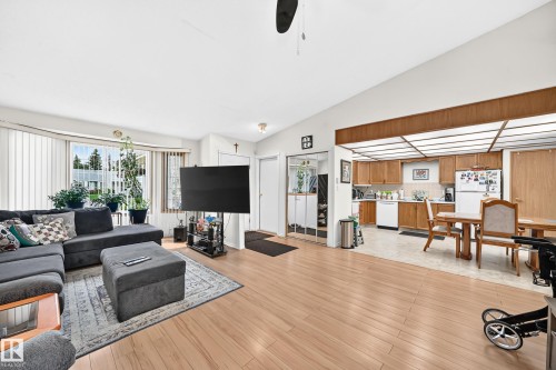 7530 137A Avenue Nw, Edmonton, AB - Indoor Photo Showing Living Room