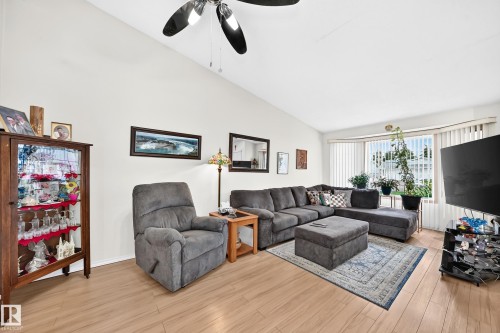 7530 137A Avenue Nw, Edmonton, AB - Indoor Photo Showing Living Room
