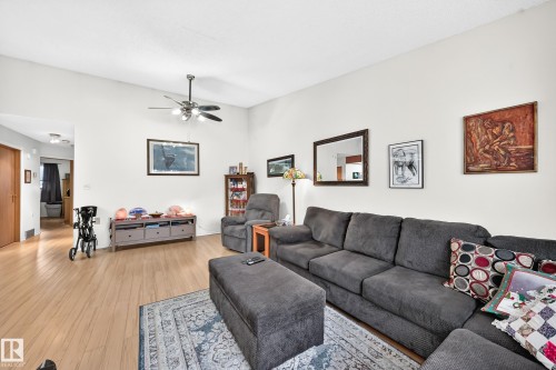 7530 137A Avenue Nw, Edmonton, AB - Indoor Photo Showing Living Room