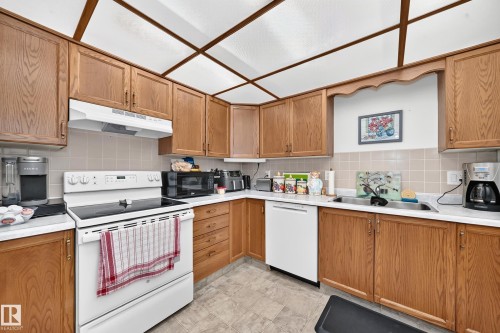 7530 137A Avenue Nw, Edmonton, AB - Indoor Photo Showing Kitchen With Double Sink