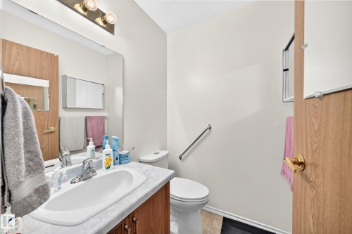 7530 137A Avenue Nw, Edmonton, AB - Indoor Photo Showing Bathroom
