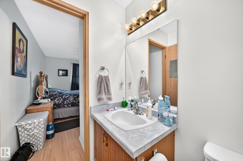 7530 137A Avenue Nw, Edmonton, AB - Indoor Photo Showing Bathroom