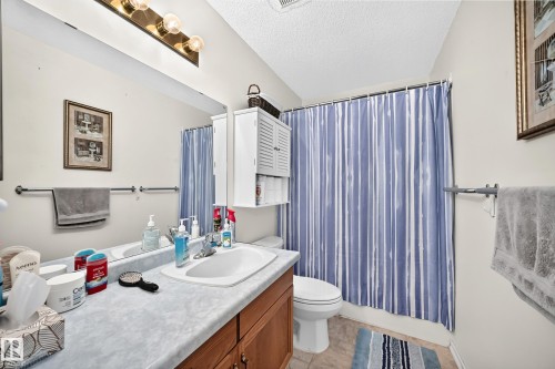 7530 137A Avenue Nw, Edmonton, AB - Indoor Photo Showing Bathroom