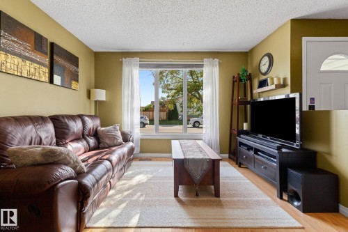 Wood-finish flooring with a neutral wall color - 17132 103 Street Nw, Edmonton, AB 
