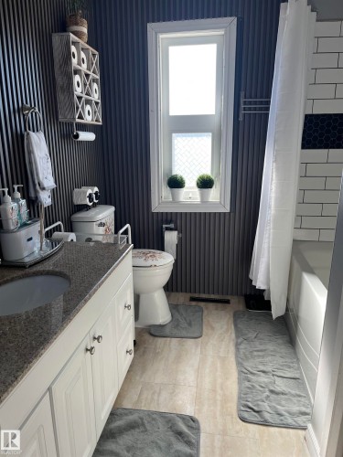 5027 49 Ave, Vilna, AB - Indoor Photo Showing Bathroom