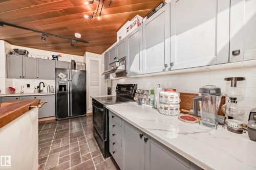 11643 76 Avenue Nw, Edmonton, AB - Indoor Photo Showing Kitchen