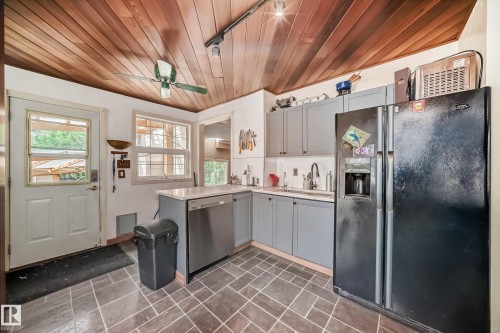 11643 76 Avenue Nw, Edmonton, AB - Indoor Photo Showing Kitchen