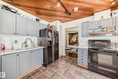 11643 76 Avenue Nw, Edmonton, AB - Indoor Photo Showing Kitchen