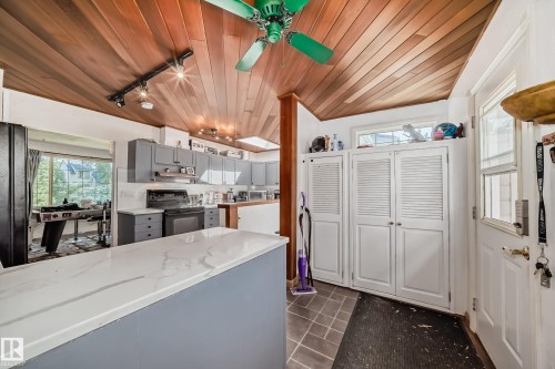 11643 76 Avenue Nw, Edmonton, AB - Indoor