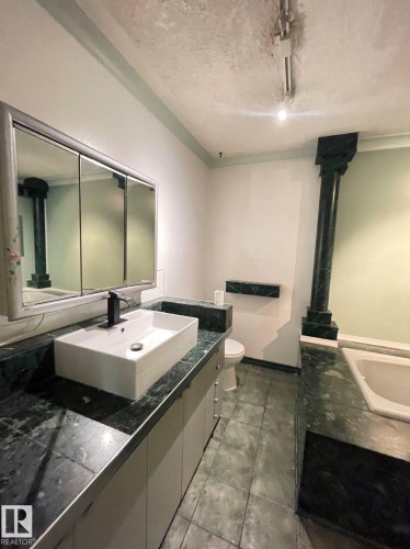 11643 76 Avenue Nw, Edmonton, AB - Indoor Photo Showing Bathroom