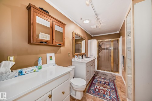 11643 76 Avenue Nw, Edmonton, AB - Indoor Photo Showing Bathroom