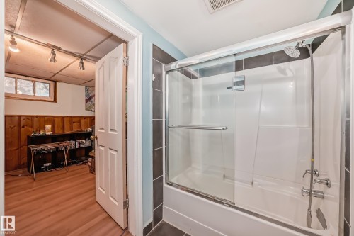 11643 76 Avenue Nw, Edmonton, AB - Indoor Photo Showing Bathroom