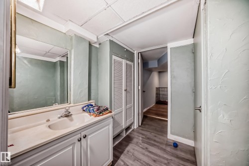11643 76 Avenue Nw, Edmonton, AB - Indoor Photo Showing Bathroom