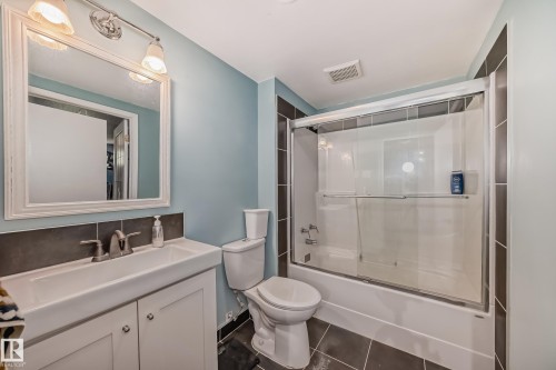 11643 76 Avenue Nw, Edmonton, AB - Indoor Photo Showing Bathroom