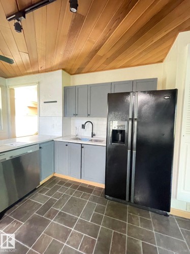 11643 76 Avenue Nw, Edmonton, AB - Indoor Photo Showing Kitchen
