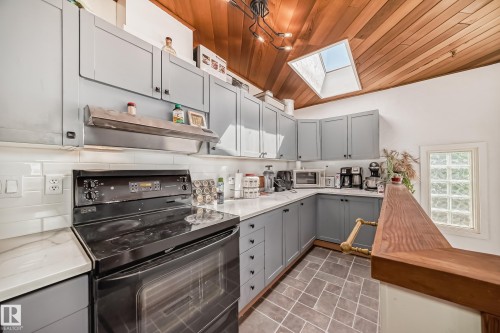 11643 76 Avenue Nw, Edmonton, AB - Indoor Photo Showing Kitchen