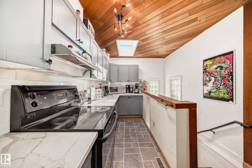 11643 76 Avenue Nw, Edmonton, AB - Indoor Photo Showing Kitchen