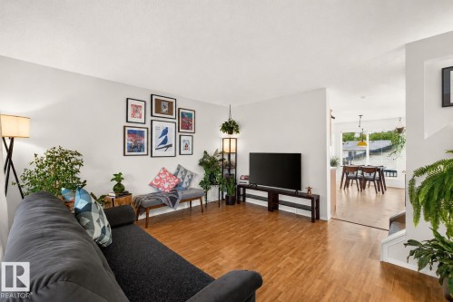 14823 47 Street Nw, Edmonton, AB - Indoor Photo Showing Living Room