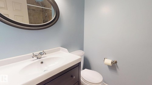 4 piece bath on main floor - 11031 152 Street Nw, Edmonton, AB - Indoor Photo Showing Bathroom