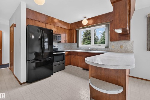 4132 113 Street Nw, Edmonton, AB - Indoor Photo Showing Kitchen