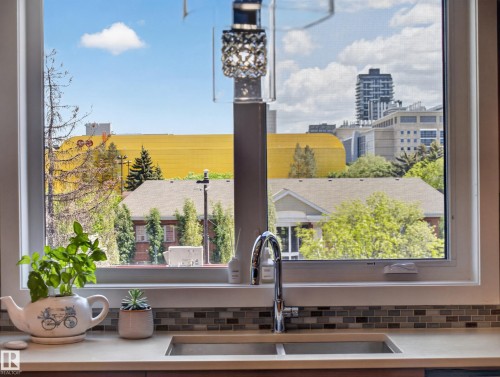 #403, 11710 87 Av Nw, Edmonton, AB - Indoor Photo Showing Kitchen With Double Sink