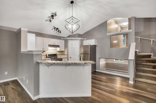 21243 91 Avenue Nw, Edmonton, AB - Indoor Photo Showing Kitchen