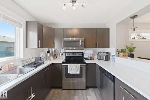 187 Radcliffe Wynd, Fort Saskatchewan, AB - Indoor Photo Showing Kitchen
