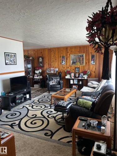 9612 75A Street Nw, Edmonton, AB - Indoor Photo Showing Kitchen