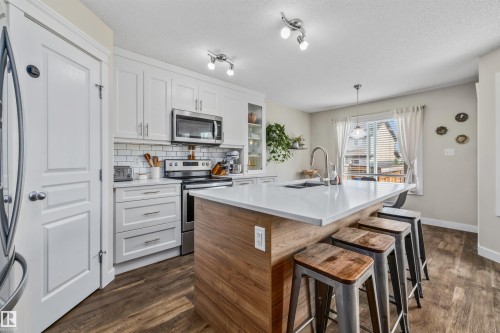 70 Woodbridge Link, Fort Saskatchewan, AB - Indoor Photo Showing Kitchen With Upgraded Kitchen