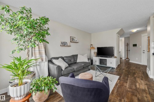70 Woodbridge Link, Fort Saskatchewan, AB - Indoor Photo Showing Living Room