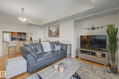 #807 10319 111 St Nw, Edmonton, AB - Indoor Photo Showing Living Room