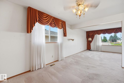 13303 Delwood Road Nw, Edmonton, AB - Indoor Photo Showing Other Room