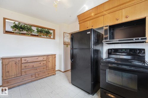 13303 Delwood Road Nw, Edmonton, AB - Indoor Photo Showing Kitchen