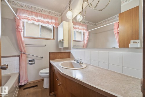 13303 Delwood Road Nw, Edmonton, AB - Indoor Photo Showing Bathroom