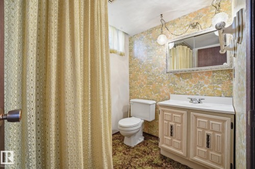 13303 Delwood Road Nw, Edmonton, AB - Indoor Photo Showing Bathroom