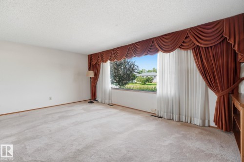 13303 Delwood Road Nw, Edmonton, AB - Indoor Photo Showing Other Room