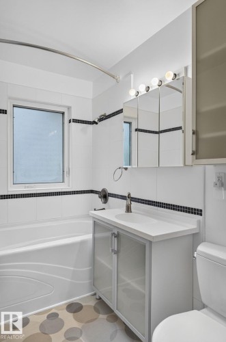 6261 112A Street Nw, Edmonton, AB - Indoor Photo Showing Bathroom