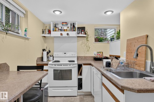 6261 112A Street Nw, Edmonton, AB - Indoor Photo Showing Kitchen