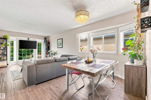 7407 187 Street Nw, Edmonton, AB - Indoor Photo Showing Living Room