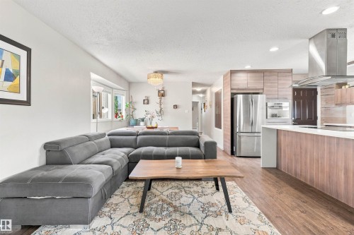7407 187 Street Nw, Edmonton, AB - Indoor Photo Showing Living Room