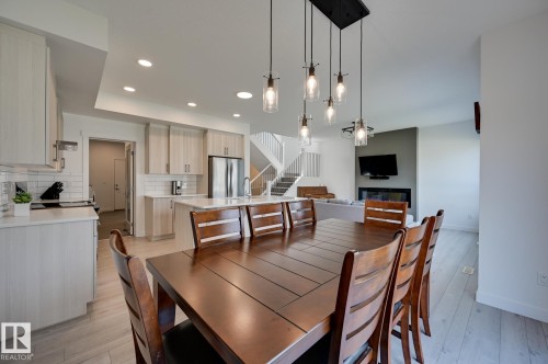 15628 15 Avenue Sw, Edmonton, AB - Indoor Photo Showing Dining Room