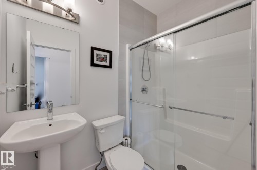 15628 15 Avenue Sw, Edmonton, AB - Indoor Photo Showing Bathroom