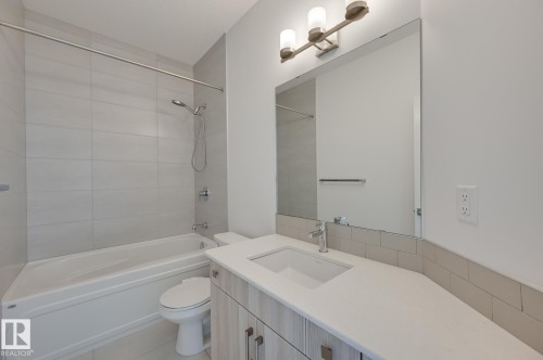 15628 15 Avenue Sw, Edmonton, AB - Indoor Photo Showing Bathroom