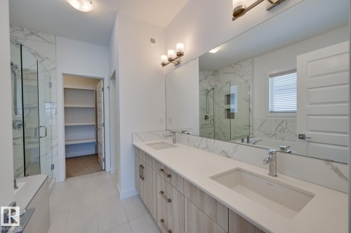 15628 15 Avenue Sw, Edmonton, AB - Indoor Photo Showing Bathroom