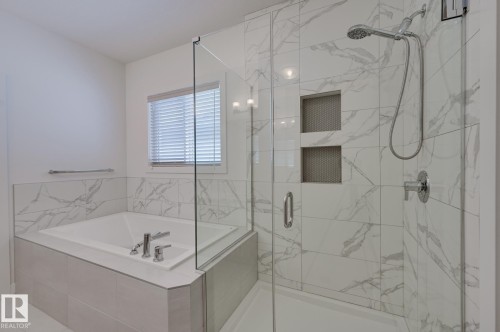 15628 15 Avenue Sw, Edmonton, AB - Indoor Photo Showing Bathroom