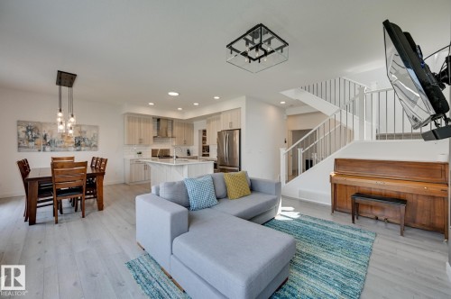 15628 15 Avenue Sw, Edmonton, AB - Indoor Photo Showing Living Room