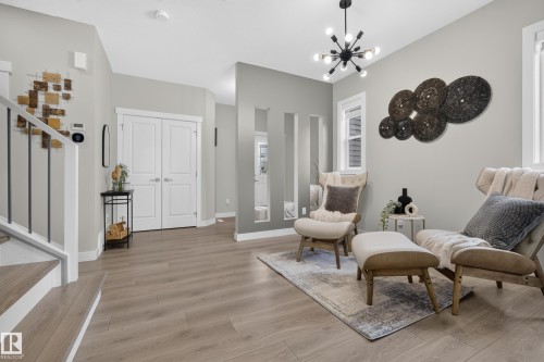 5727 Keeping Crescent Sw, Edmonton, AB - Indoor Photo Showing Living Room